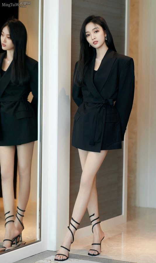 吴宣仪身穿黑色干练西服无裤装，长腿美足玉手都看不过来了(1/16)