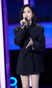 吴宣仪身穿黑色干练西服无裤装，长腿美足玉手都看不过来了