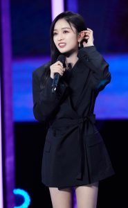 吴宣仪身穿黑色干练西服无裤装，长腿美足玉手都看不过来了