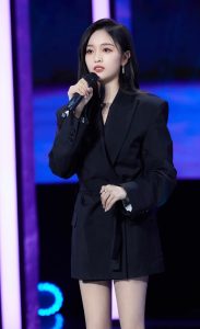 吴宣仪身穿黑色干练西服无裤装，长腿美足玉手都看不过来了