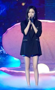吴宣仪身穿黑色干练西服无裤装，长腿美足玉手都看不过来了