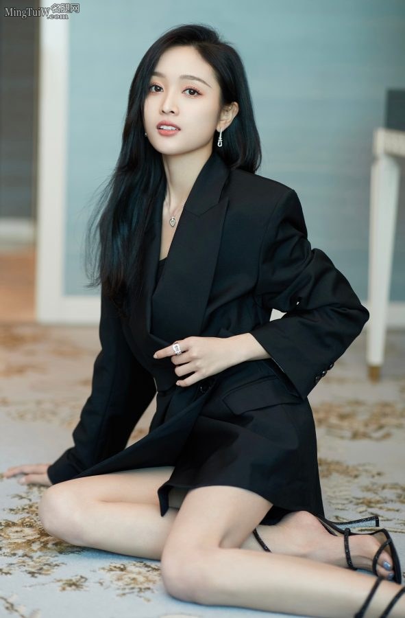 吴宣仪身穿黑色干练西服无裤装，长腿美足玉手都看不过来了(2/16)