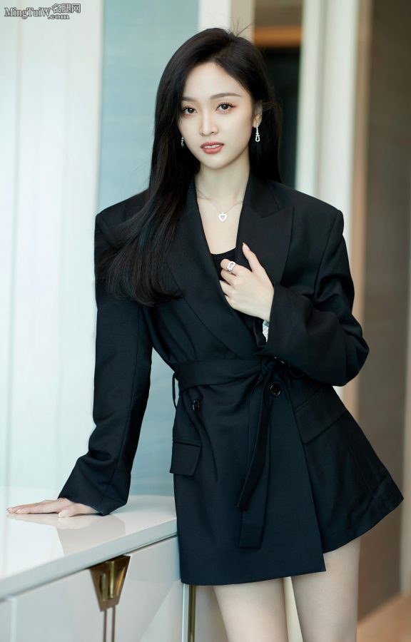 吴宣仪身穿黑色干练西服无裤装，长腿美足玉手都看不过来了(4/16)