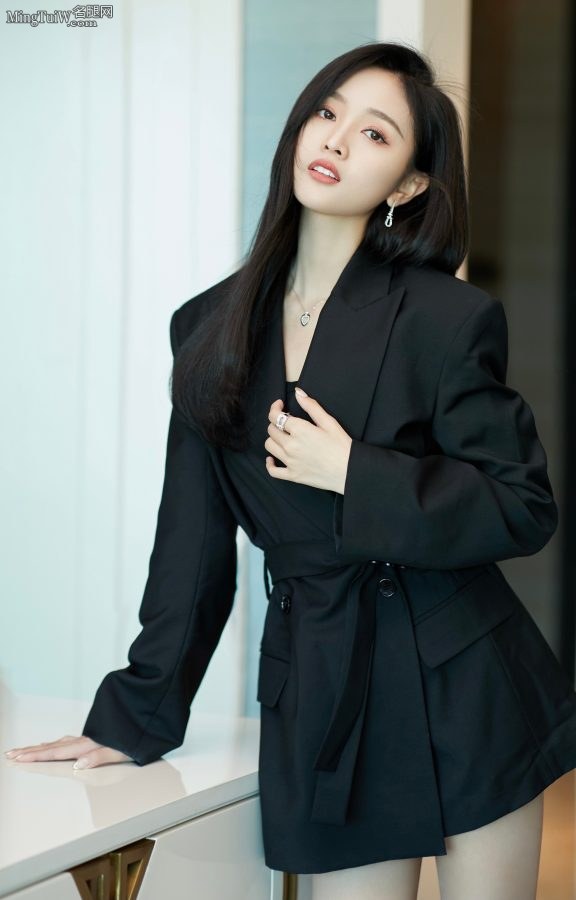 吴宣仪身穿黑色干练西服无裤装，长腿美足玉手都看不过来了(5/16)