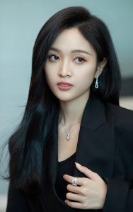 吴宣仪身穿黑色干练西服无裤装，长腿美足玉手都看不过来了