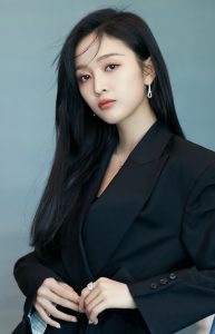 吴宣仪身穿黑色干练西服无裤装，长腿美足玉手都看不过来了
