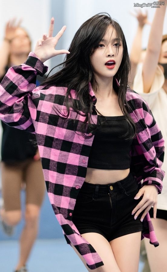 Wu Xuanyi knelt on the ground and danced, her thighs were smooth(2/4)