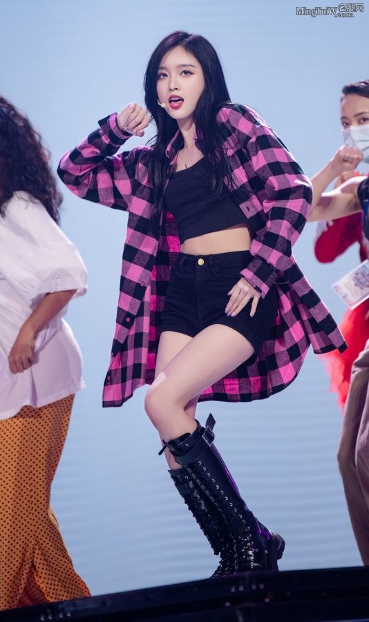 Wu Xuanyi knelt on the ground and danced, her thighs were smooth(4/4)