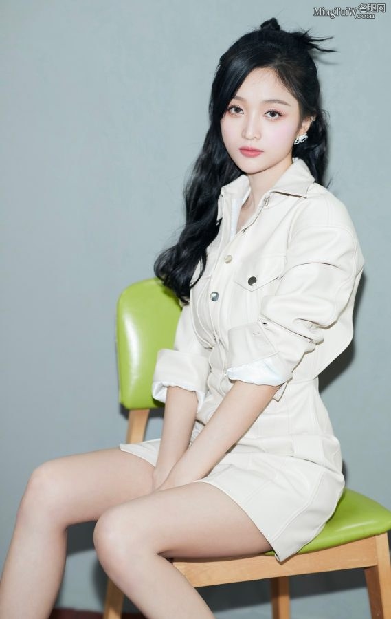吴宣仪干练小短裙精美长腿美足写真(2/6)