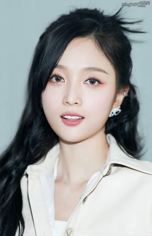 吴宣仪干练小短裙精美长腿美足写真(6/6)
