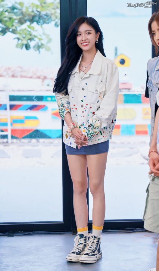 《完美的夏天》吴宣仪紧致光滑的美腿(2/4)