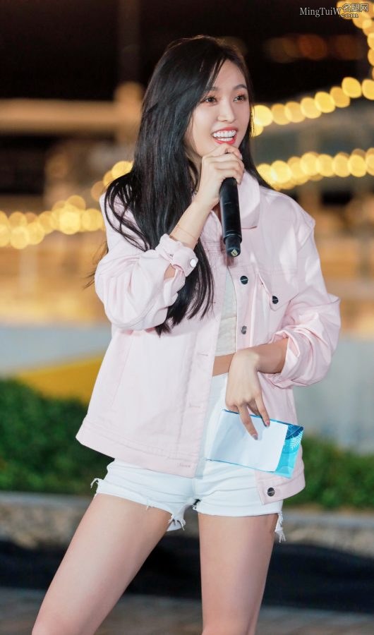 "Perfect Summer" Wu Xuanyi's tight and smooth legs(4/4)