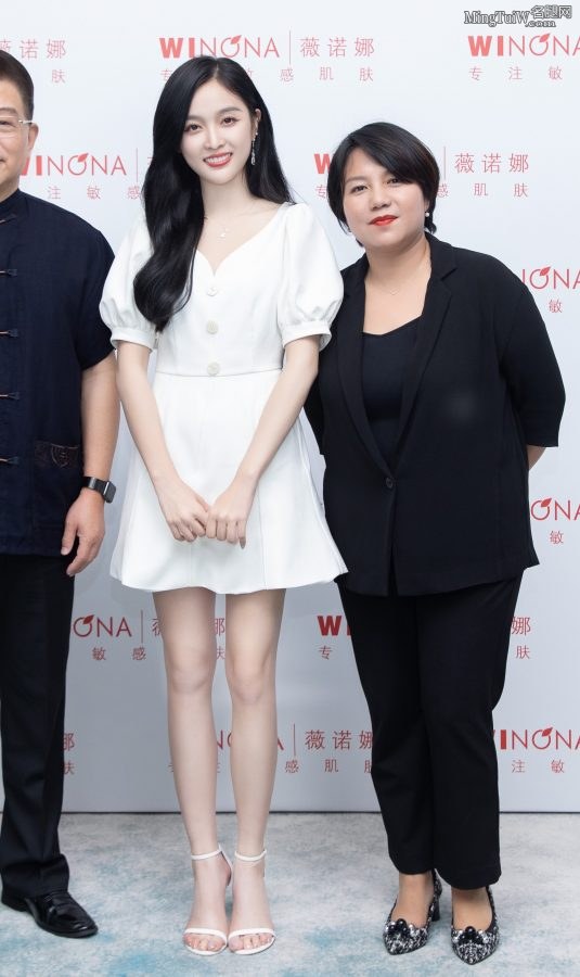 Wu Xuanyi endorses Winona cosmetics and has beautiful legs wearing cool high heels(2/4)