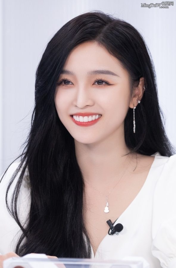 吴宣仪代言薇诺娜化妆品美腿穿一字带凉高跟(3/4)