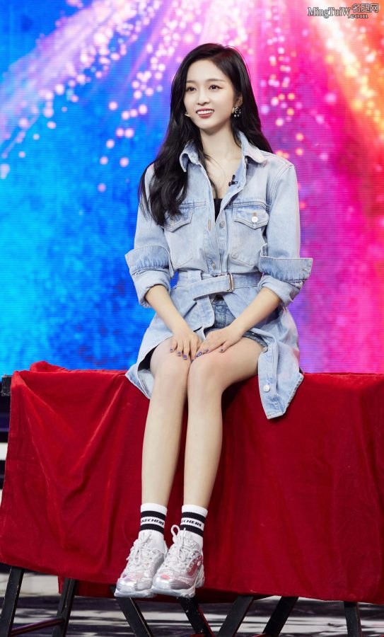 女明星吴宣仪美腿亮相，脚穿运动鞋后又换上了凉高跟透气(1/11)