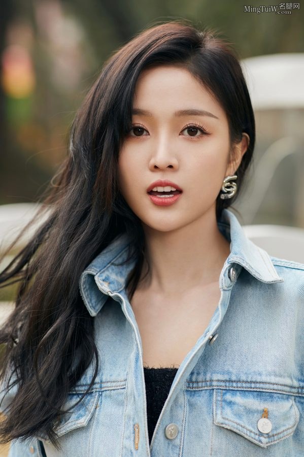 女明星吴宣仪美腿亮相，脚穿运动鞋后又换上了凉高跟透气(8/11)