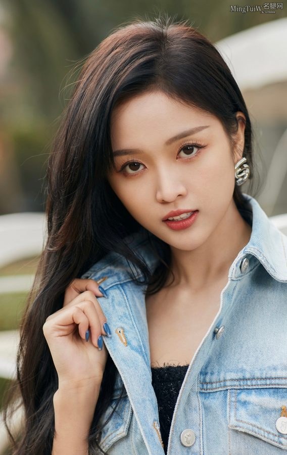 女明星吴宣仪美腿亮相，脚穿运动鞋后又换上了凉高跟透气(9/11)