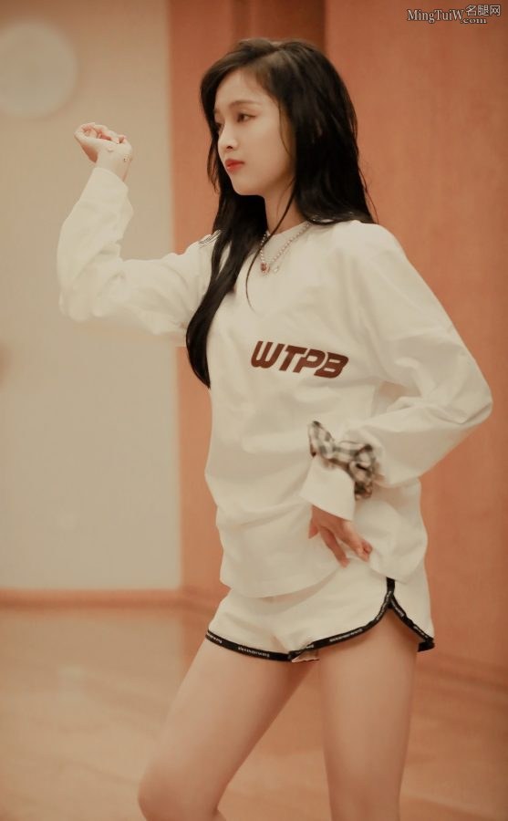 Wu Xuanyi dances with beautiful legs in shorts(2/4)