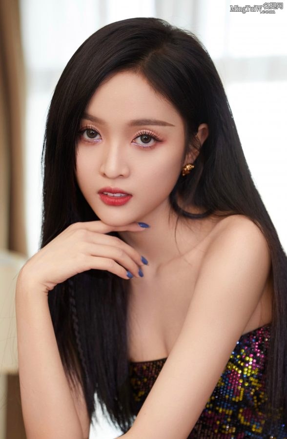 吴宣仪身着亮片蛇纹抹胸超短裙细腰美腿太勾人(7/11)