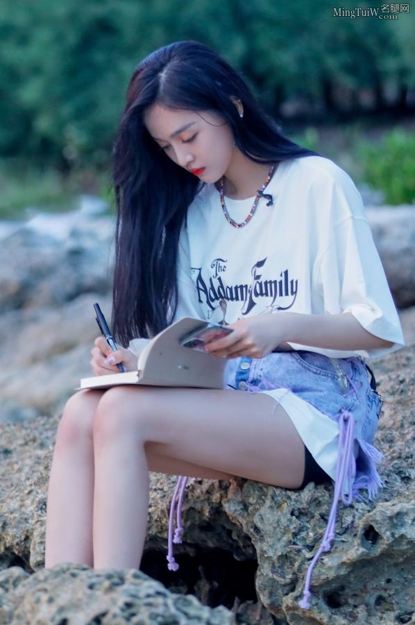 《完美的夏天》吴宣仪美腿坐姿露黑色安全裤(4/4)