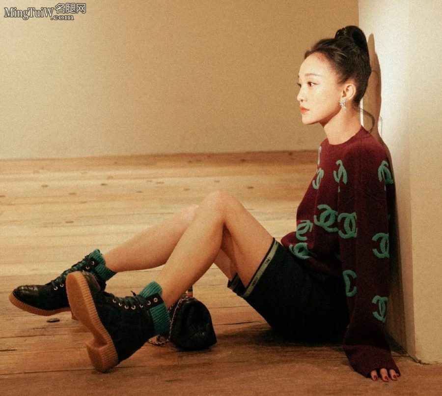 47-year-old Zhou Xun's legs are still white and smooth(3/6)