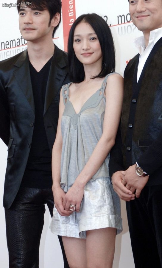 娇小的明星美女周迅露美丽大腿走红地毯(7/19)