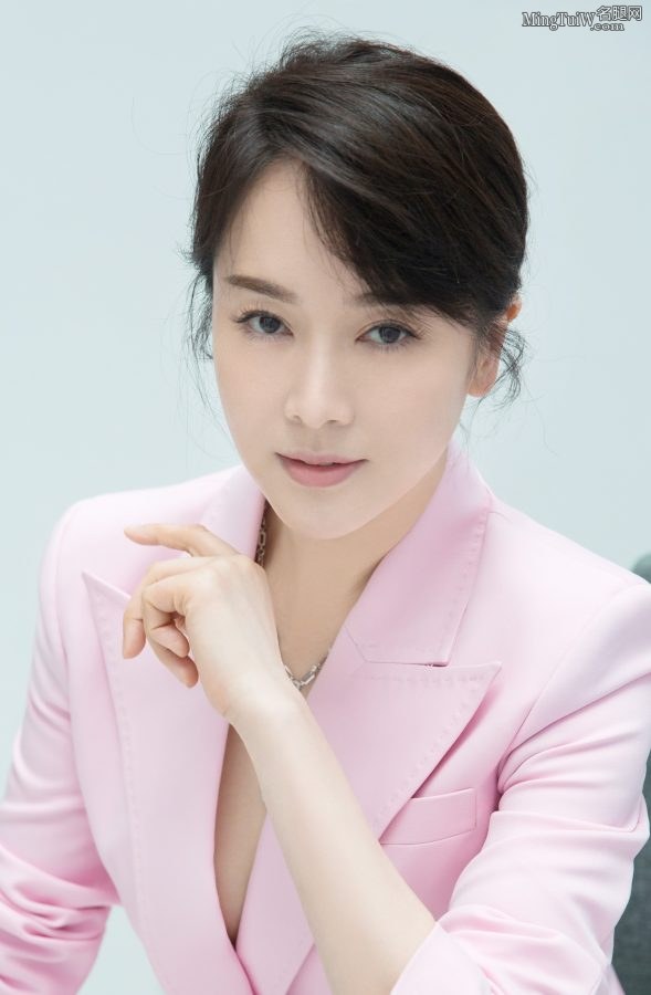 清甜的御姐左小青穿粉色西装还有沟可以看(2/5)