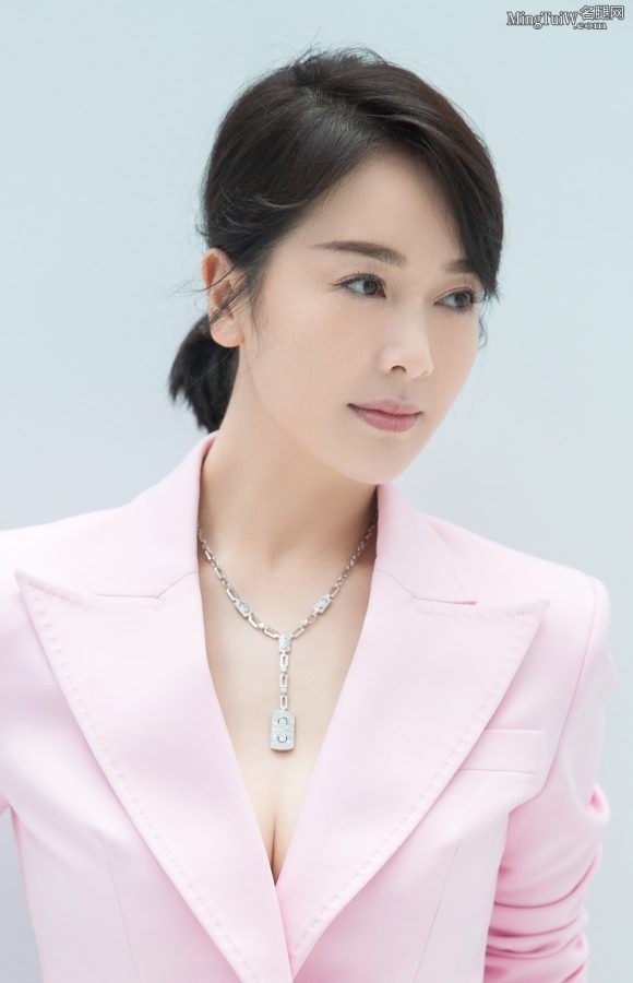 清甜的御姐左小青穿粉色西装还有沟可以看(4/5)