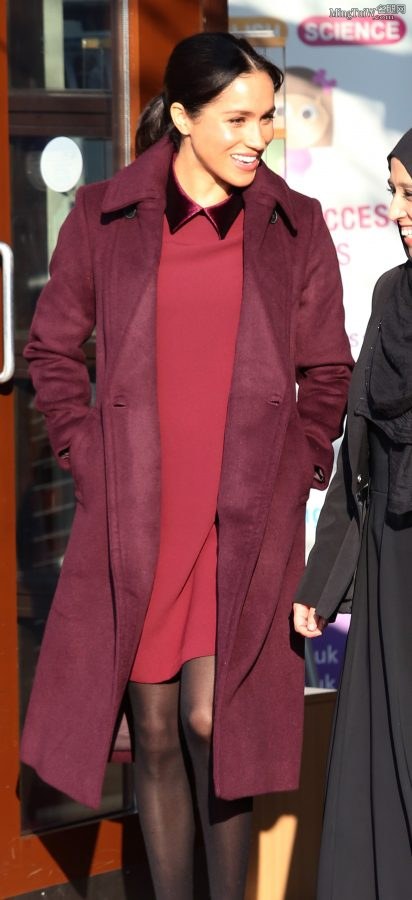 Meghan Markle wears black pantyhose to travel(14/16)