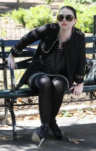 35岁女演员Michelle Trachtenberg穿黑丝袜配细跟短靴坐在公园长椅上等人