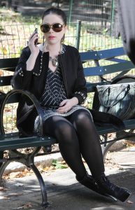 35岁女演员Michelle Trachtenberg穿黑丝袜配细跟短靴坐在公园长椅上等人