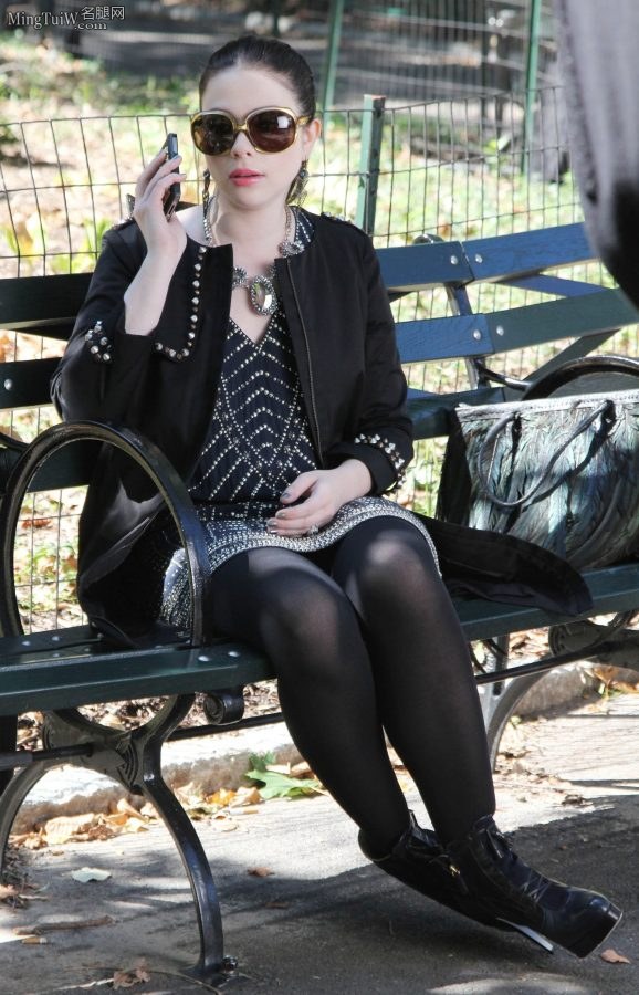 35岁女演员Michelle Trachtenberg穿黑丝袜配细跟短靴坐在公园长椅上等人（第2张/共4张）