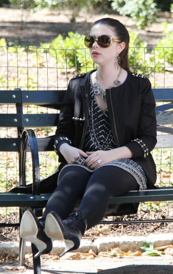 35岁女演员Michelle Trachtenberg穿黑丝袜配细跟短靴坐在公园长椅上等人（第4张/共4张）