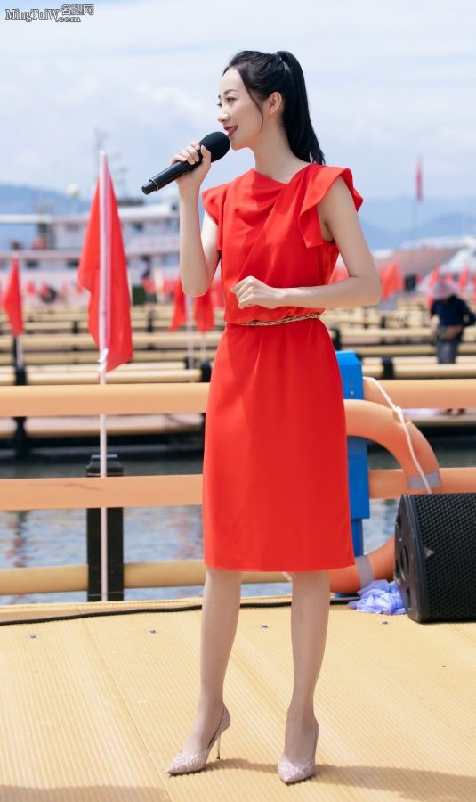 好看的女明星韩雪玉腿穿尖头高跟鞋在露天场地表演(3/4)