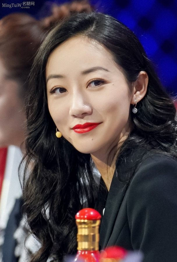 "The Brain" actress Han Xue wore Jimmy Choo white boots and high heels during the recording of the show(7/7)