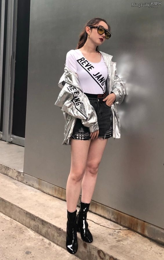 蒋梦婕短裙皮靴真实腿图(4/8)