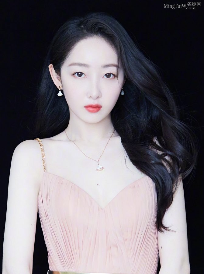 蒋梦婕梦幻写真红唇迷人玉腿白滑(3/7)