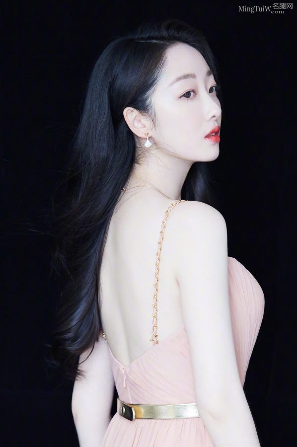蒋梦婕梦幻写真红唇迷人玉腿白滑(7/7)