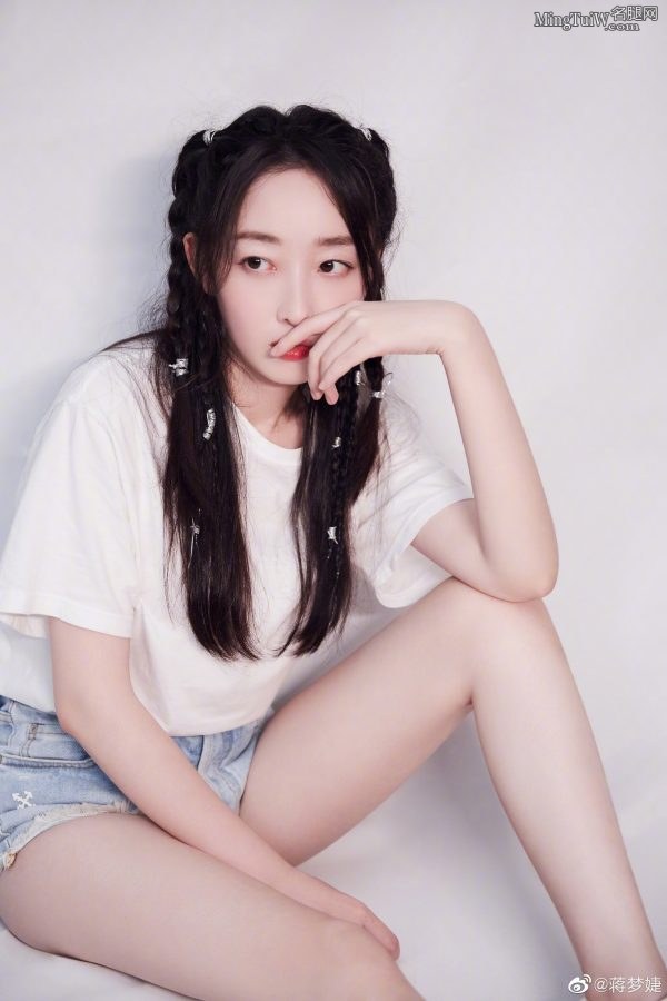 蒋梦婕穿超短牛仔热裤秀光洁美大腿(1/8)
