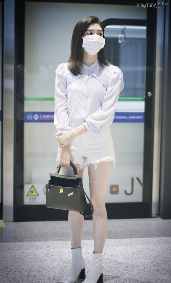 地铁里抓拍美丽长腿小姐姐江疏影(1/2)
