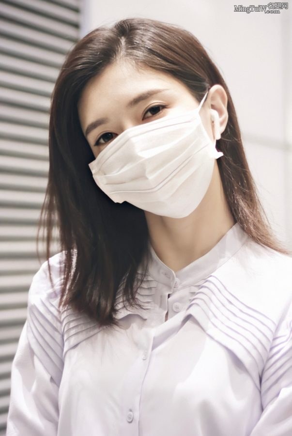 地铁里抓拍美丽长腿小姐姐江疏影(2/2)