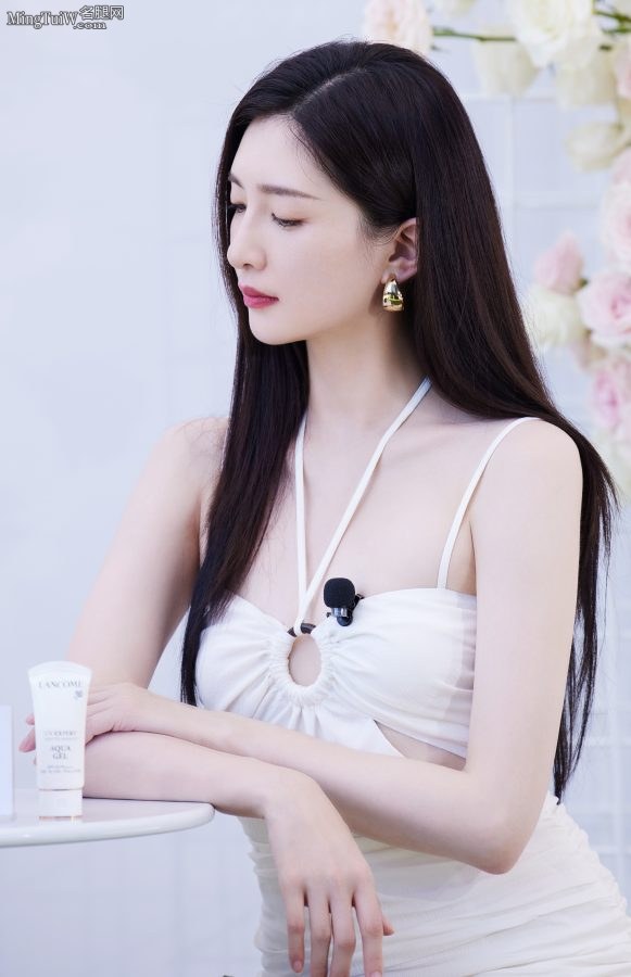 江疏影一身超性感的吊带超短裙大秀美腿玉足(10/10)