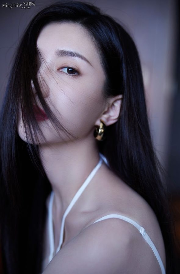 江疏影一身超性感的吊带超短裙大秀美腿玉足(8/10)