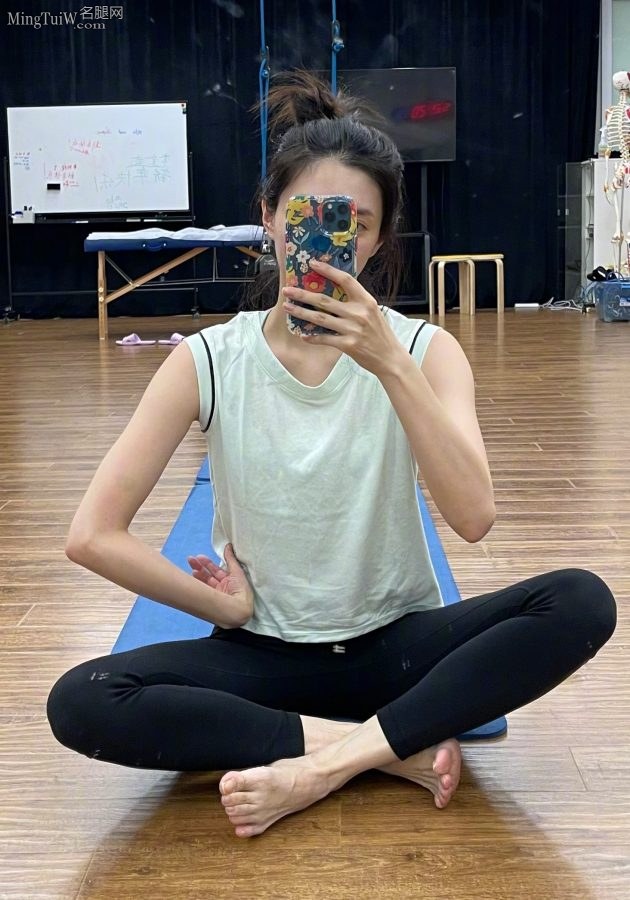 江疏影穿紧身裤盘腿光脚镜前自拍(1/2)