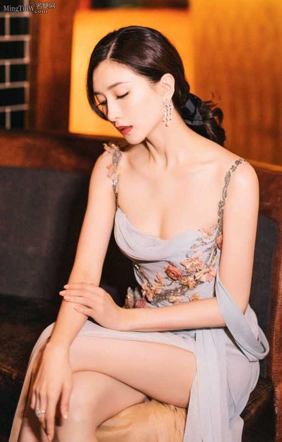 COSMO时尚盛典江疏影身穿低胸开叉性感礼服大长腿吸睛(3/9)
