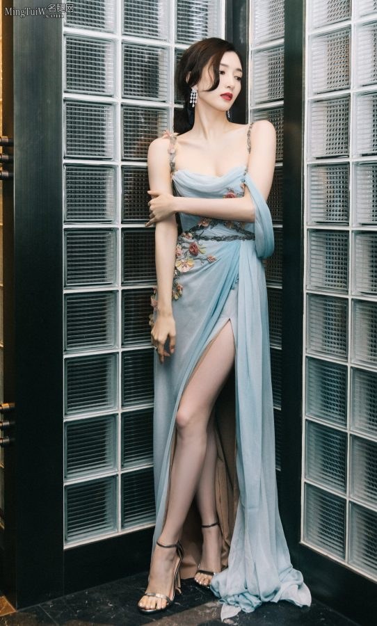 COSMO时尚盛典江疏影身穿低胸开叉性感礼服大长腿吸睛(4/9)