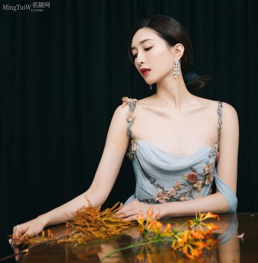 COSMO时尚盛典江疏影身穿低胸开叉性感礼服大长腿吸睛(8/9)