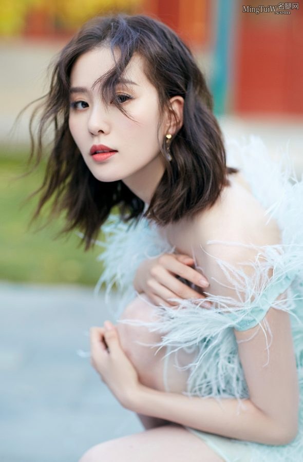 刘诗诗细滑修长的美腿穿尖头高跟鞋亮相时装活动(10/11)