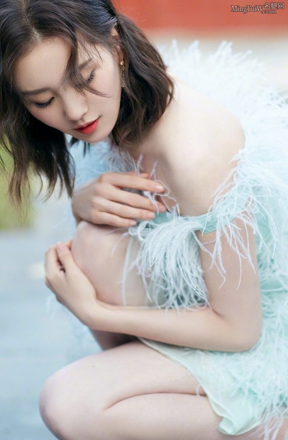 刘诗诗细滑修长的美腿穿尖头高跟鞋亮相时装活动(11/11)