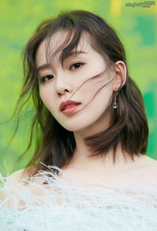 刘诗诗细滑修长的美腿穿尖头高跟鞋亮相时装活动(7/11)